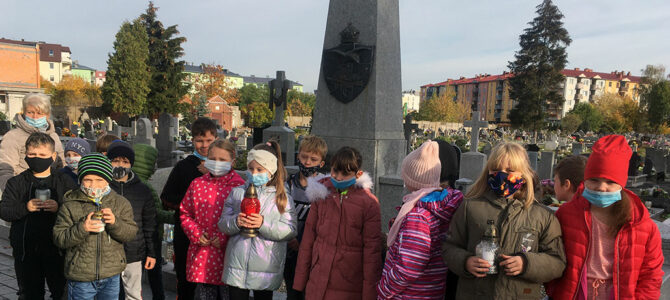 Wyjście na cmentarz uczniów klasy 2d