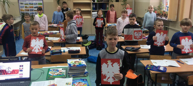 Odśpiewanie hymnu przez uczniów klasy 2d