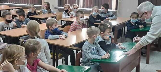 Oddział przedszkolny 0b w Szkolnej Izbie Pamięci