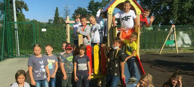 Zabawy uczniów klasy 3d na placu zabaw