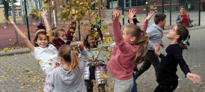 Jesienne zabawy na boisku szkolnym – klasa 3a